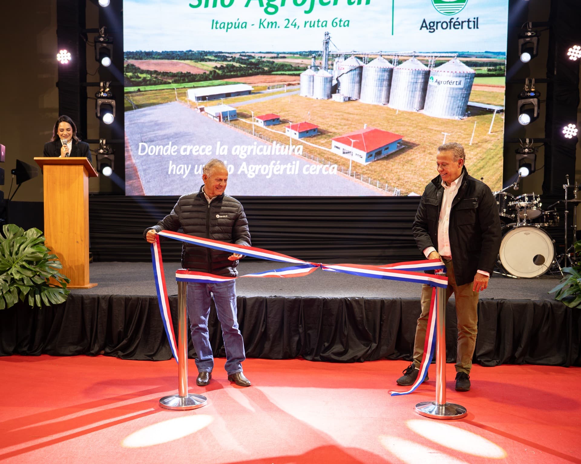 Corte de cinta durante la inauguración del silo Agrofértil número 30
