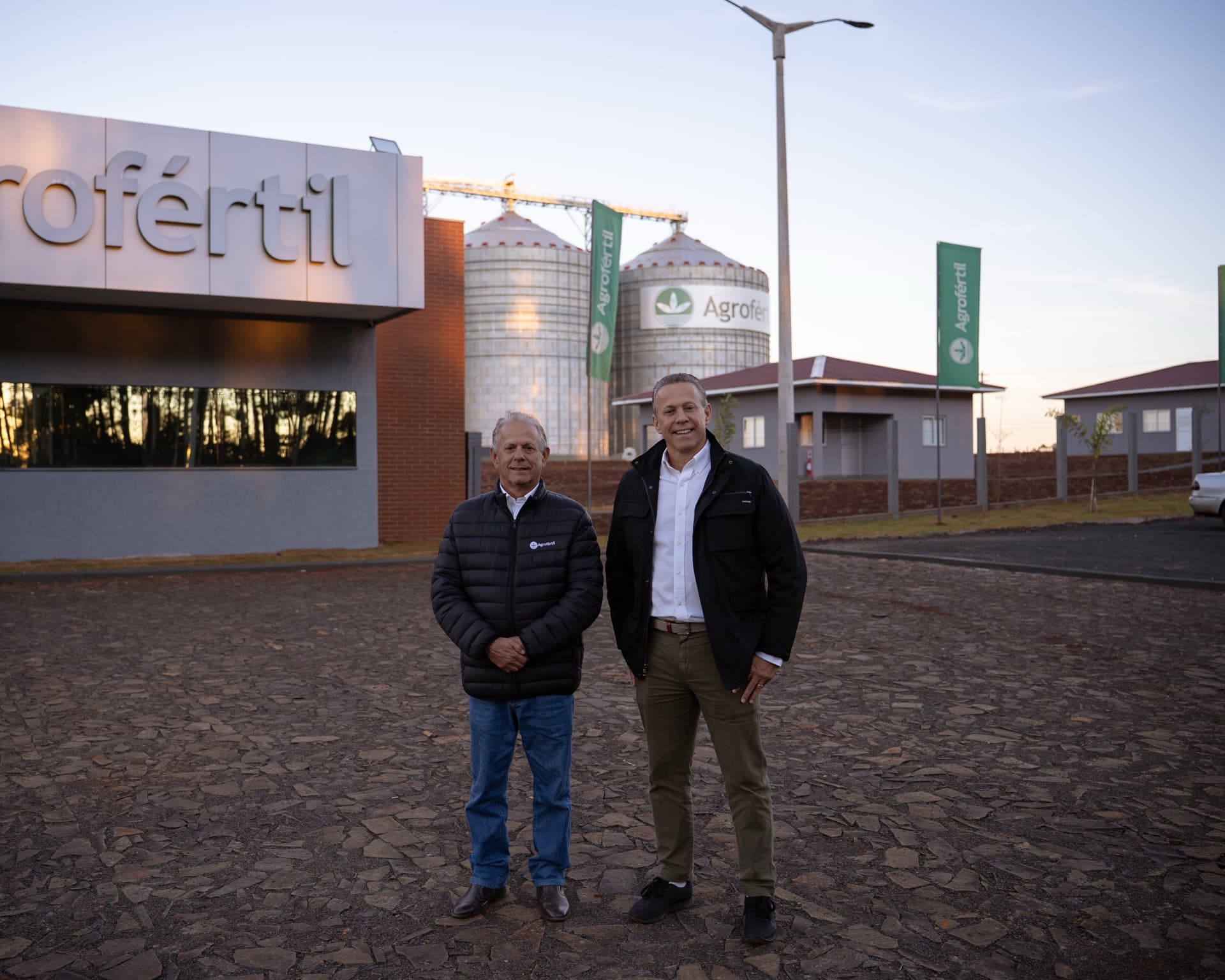 Antonio Ivar Sarabia y Paulo Sergio Sarabia frente al nuevo silo Agrofértil
