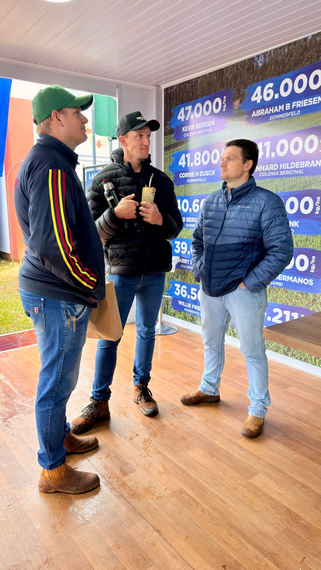 Visitantes conversan con el equipo técnico de Agrofértil en la Expo Cooprolanda 2026