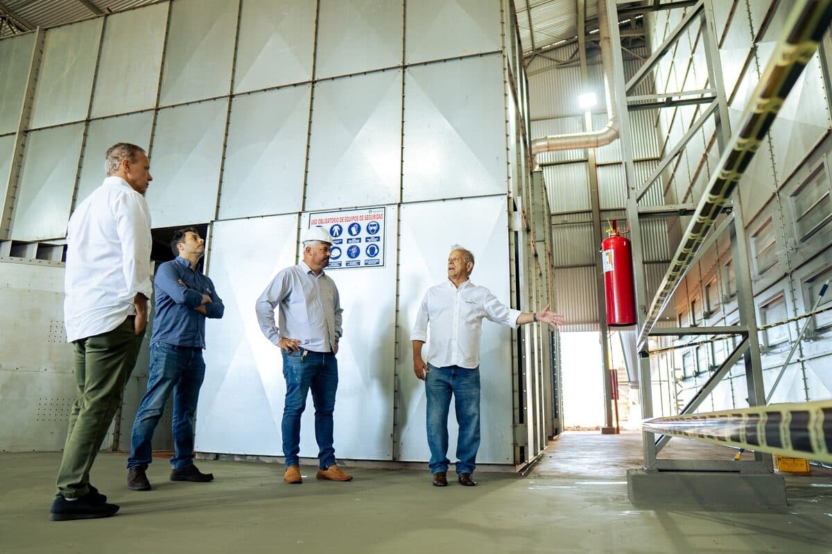 Autoridades locales y directivos durante la inauguración del Silo Agrofértil Capitán Bado