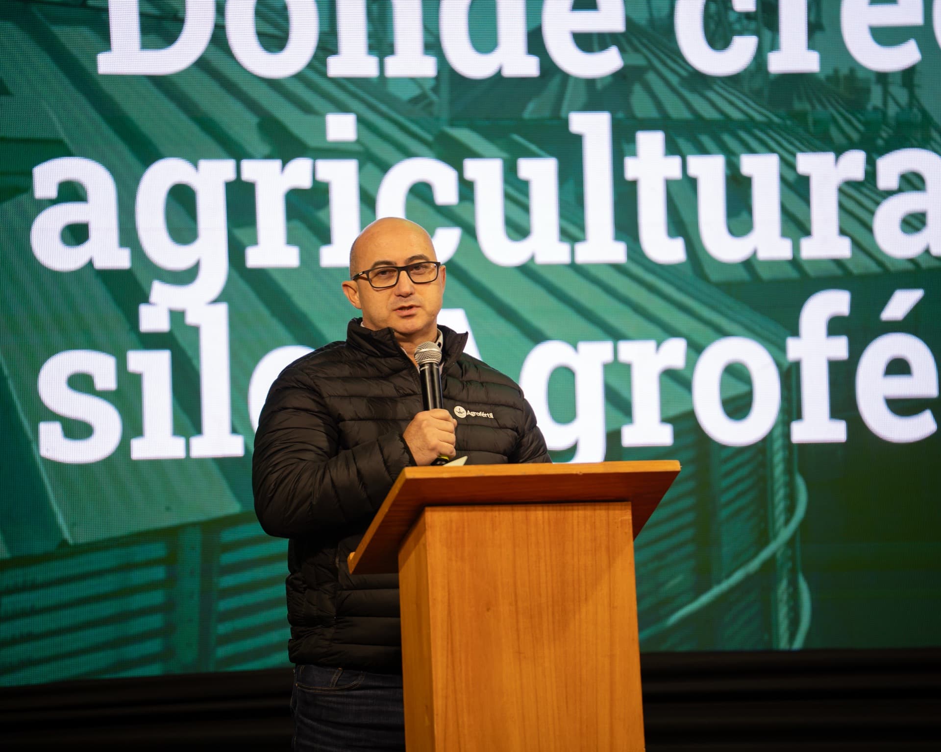 Vanderlei Tavela presenta las características del silo Agrofértil número 30