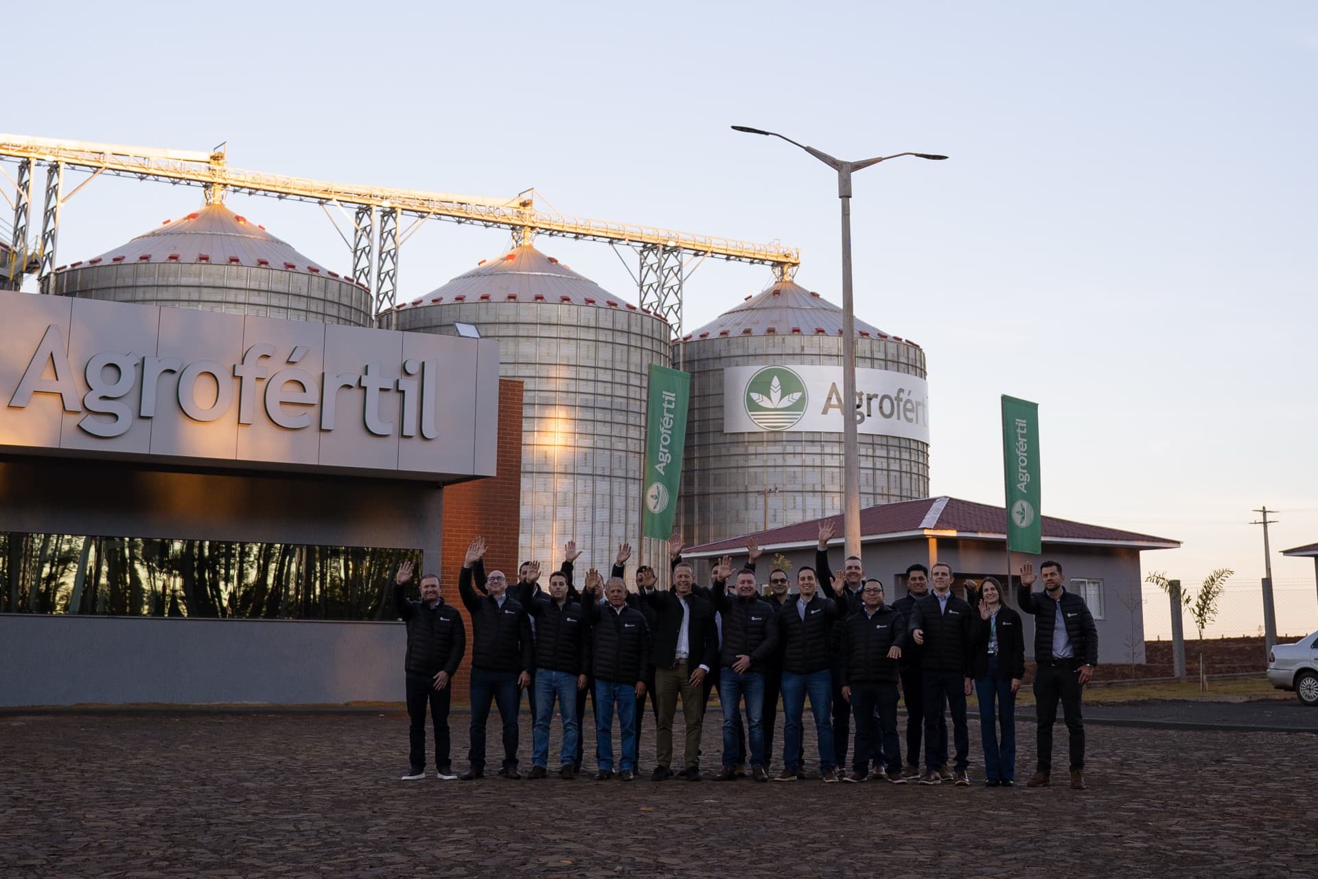 Equipo de Agrofértil frente al silo número 30 en Capitán Meza