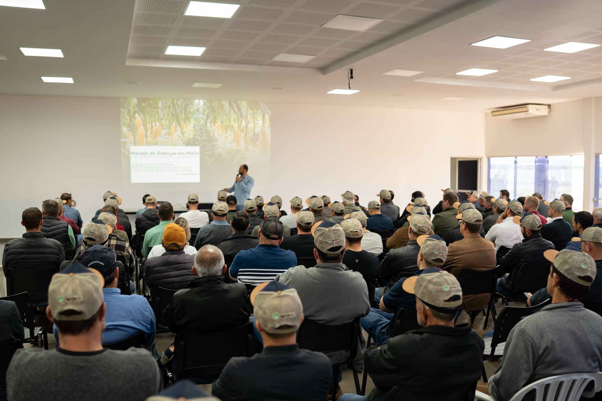 Charla técnica de Lucas Navarini sobre enfermedades foliares del maíz