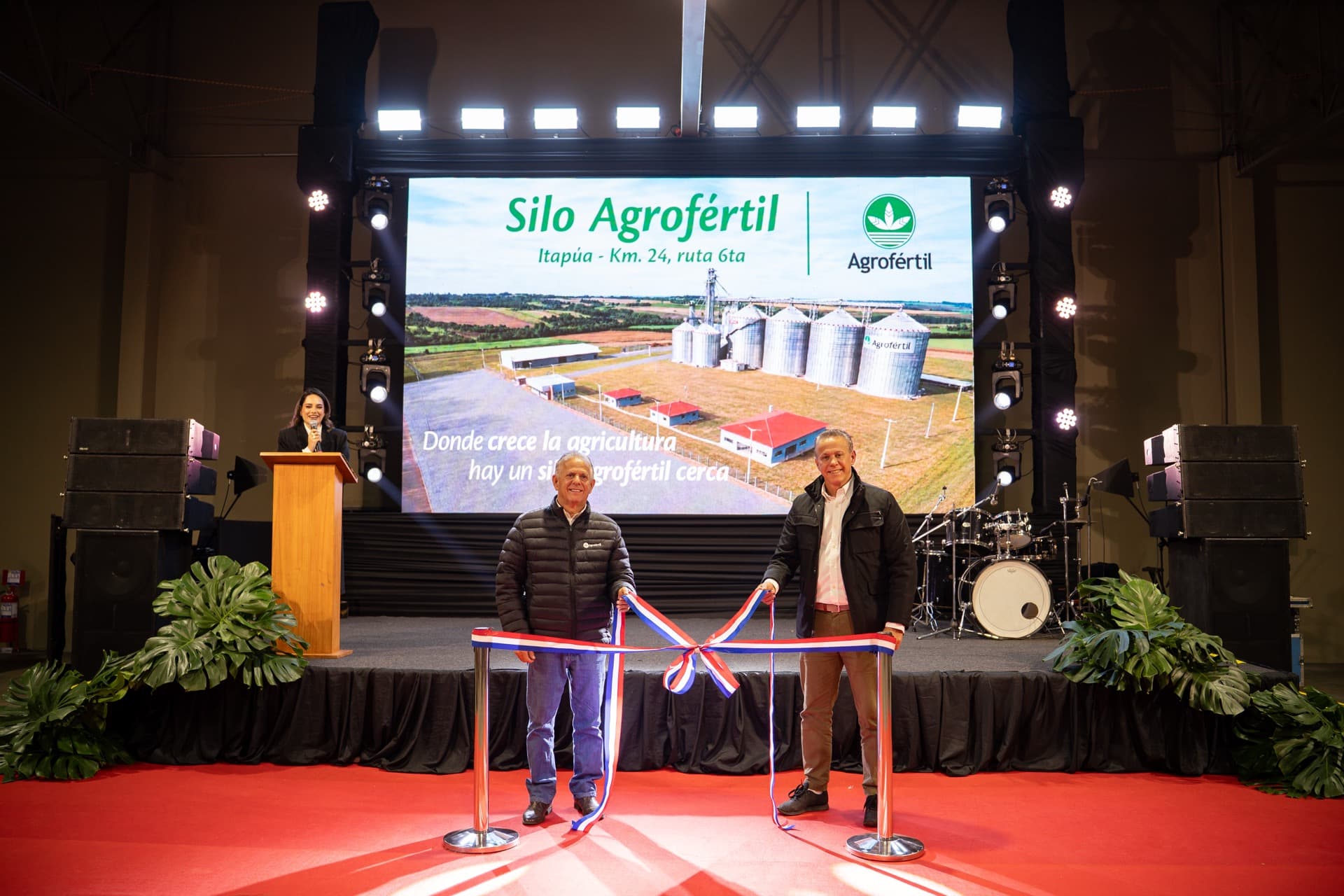 Directivos de Agrofértil antes del corte de cinta del silo número 30