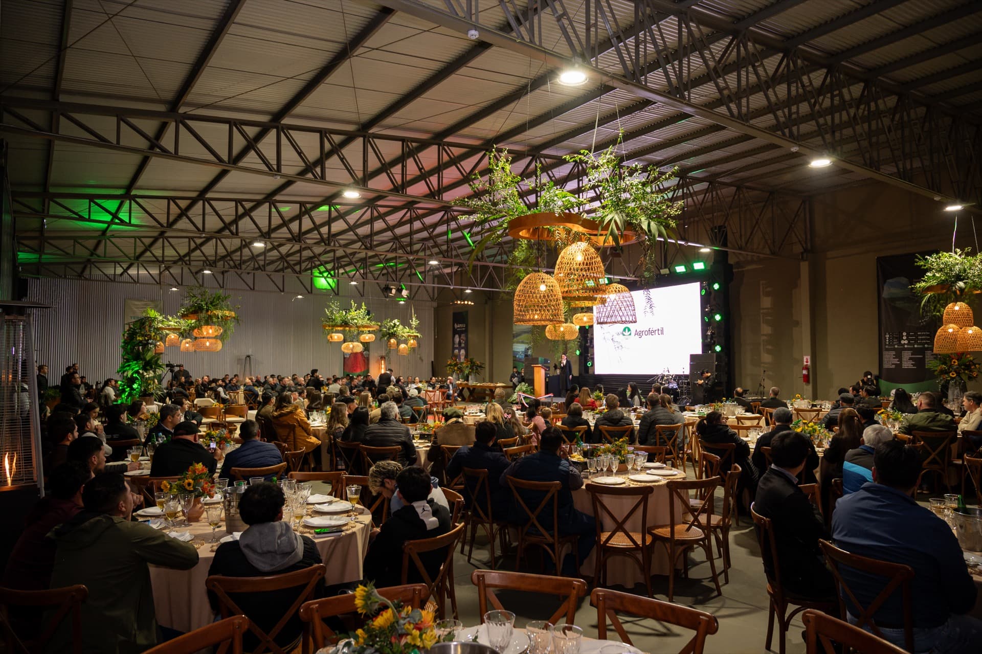 Invitados reunidos en el salón durante la inauguración del nuevo silo Agrofértil