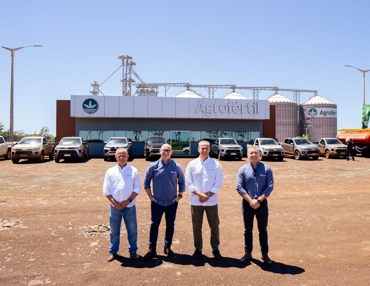 Antonio Ivar Sarabia, Vanderlei Tavela, Paulo Sergio Sarabia y Clevison Mondardo frente al nuevo Silo Agrofértil Capitán Bado