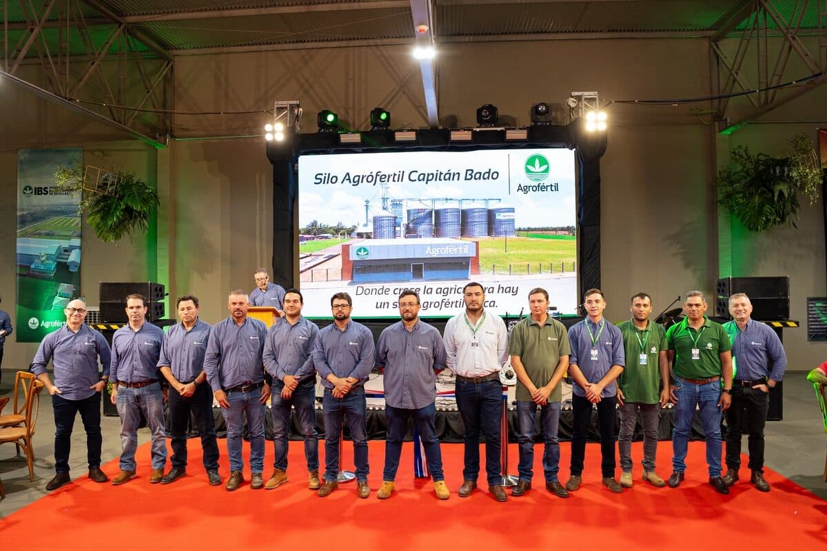 Equipo de Agrofértil y colaboradores durante la ceremonia de inauguración del silo