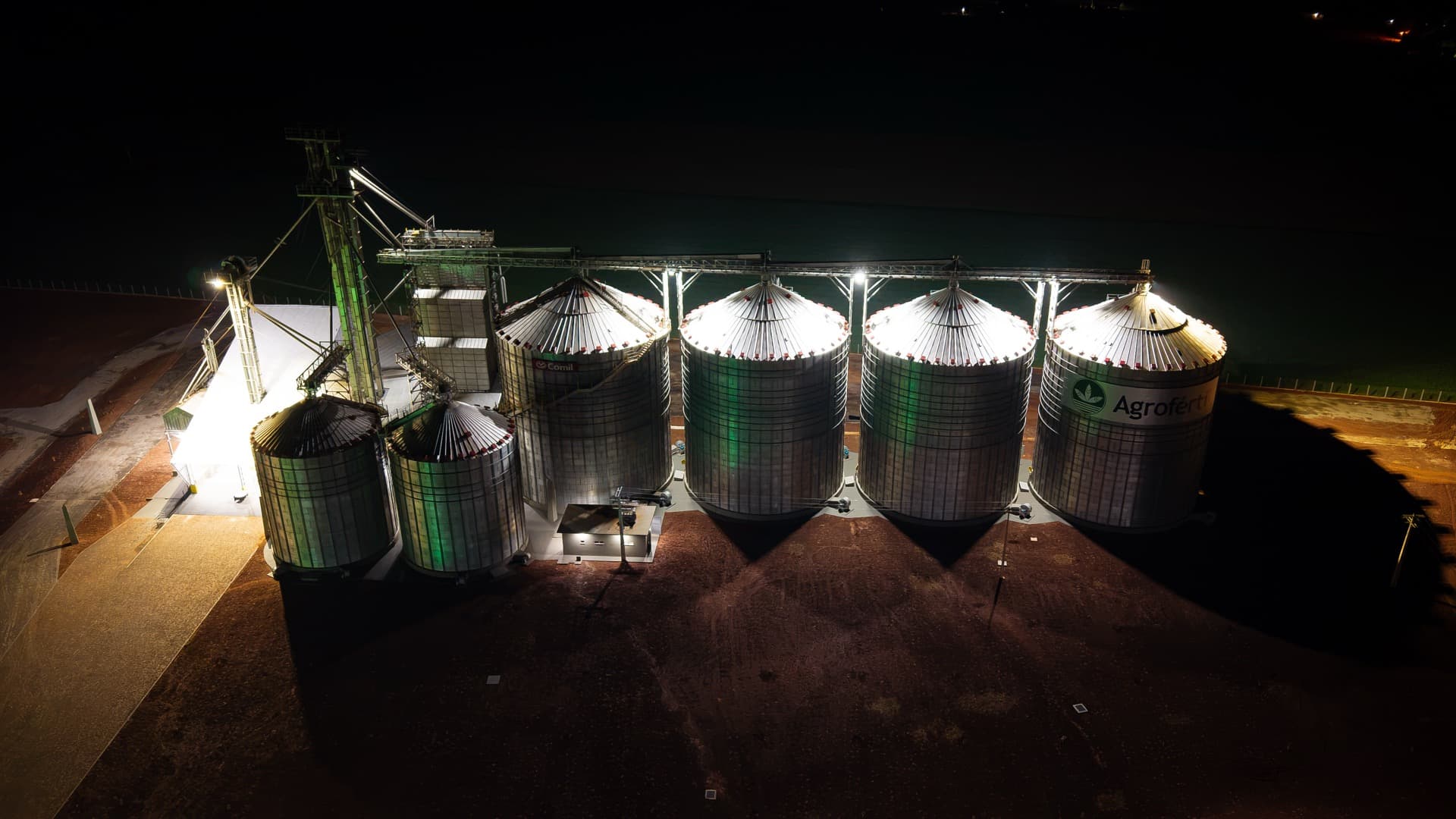 Vista aérea nocturna del silo Agrofértil número 30 en Itapúa